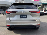 堂々とした佇まいとワイド感を強調したCX-60のリアビュー。特徴的なLEDテールランプが先進性と高い質感を演出します。「引き算の美学」が息づく、洗練された美しい後ろ姿を見る度に高揚感を得られます。