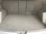 ラゲッジルーム内の凹凸をなくす事でスッキリした広がりを造りだし、荷物がスムーズに出し入れできる気持ちよさ、使い易さを実現!