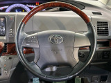 インテリアに合わせたデザインのステアリングは、運転される方のことも考え、運転しやすい形状、大きさです。是非一度、実際に触ってお確かめください。