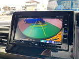 【バックカメラ】運転が苦手な方も車庫入れラクラク。ギアをリバースに入れれば自動的に切り換わりますので、面倒な操作は不要です。狭い駐車場も大切なお車を傷つけず安心です。