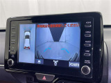 パノラミックビューモニターを装備。駐車場や交差点でクルマを真上から見るように周囲を確認できます。機能の詳細は販売店スタッフまでおたずねください。