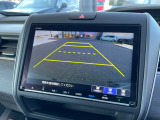 【バックカメラ】運転が苦手な方も車庫入れラクラク。ギアをリバースに入れれば自動的に切り換わりますので、面倒な操作は不要です。狭い駐車場も大切なお車を傷つけず安心です。