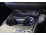 車内には充電用USB端子(Type-C)と通信/充電用USB端子が装備されています。iPhoneやスマートフォンを繋いで音楽を再生したり、充電したり。車内にあると便利なアイテムのひとつですね!
