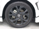 18インチアルミホイール(マットブラック塗装+ダークスモークメッキナット/センターオーナメント付)を装着しています。タイヤサイズ225/50R18