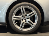 オプション設定の20インチPanamera Turboホイール(バイカラークレスト付きホイールセンターキャップ)
