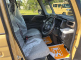 毎日過ごす運転席は要チェック。シートのへたり・擦れ、視界のイメージまで伝わる重要ポイント。