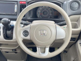 インテリアに合わせたデザインのステアリングは、運転される方のことも考え、運転しやすい形状、大きさです。是非一度、実際に触ってお確かめください。