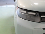 LEDヘッドライトは、点灯の瞬間から光量を発揮し、突然暗くなるトンネルなどでの安定感を高めます。