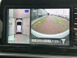 アラウンドビューモニターまるで車を真上から映したような映像で、前後左右の感覚が分かります♪車庫入れや駐車時に大活躍の機能です。