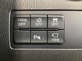 運転席脇のクラスタースイッチ部分にはカメラ切り替えスイッチ、パーキングセンサー、その他走行系スイッチを集中配置しております。