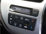 【オートエアコン】温度を設定すれば自動で快適な車内温度を保ちます。エアコン内部の高性能脱臭フィルターで車内のアレルゲンや花粉を除去。