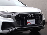 ●一目でAudiとわかる特徴的なシングルフレームグリル・LEDランプ。精悍なフロントマスクからAudiのスマートで上品なブランドを連想させてくれます。女性にも大変ご好評頂いております。