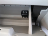 グローブボックスには、充電にも使用できるナビ接続用USB端子と充電専用USB端子があります。