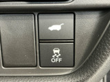 自動でリアゲートを開閉できる電動リアゲート、車がカーブの外側へ膨らんだり内側へ巻き込んだりする挙動を防止し安定した走行をサポートする横滑り防止装置付きです!