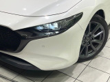 【LEDヘッドライト】悪天候や夜間走行時も良好な視界を確保し安心して運転できる高輝度LEDヘッドライトを装備!点灯速度が早く、消費電力も抑えられています。