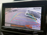 【バックカメラ】運転席から画面上で安全確認ができます。駐車が苦手な方にもオススメな便利機能です。