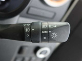 周囲が暗くなると自動でヘッドライトを点灯するオートライト機能付き。周囲が明るくなると自動で消灯します。