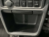 小物置きや、シガーソケットが前席中央にあり、便利に使えます☆