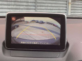 カラーで後方映像をモニターに映し出してくれるので、ショッピングモールのような狭い駐車場であったとしても障害物を見つけ、楽々駐車することができますね。