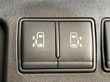 【両側パワースライドドア】スマートキーや運転席のスイッチで後席両側スライドドアの開閉が可能♪電動だから力を入れてドアを開ける必要が無く、小さなお子様でも簡単に開け閉めでき快適です♪