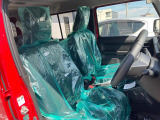 運転席まわりには十分なスペースがあり、大柄な方でもゆったり運転していただける環境です。