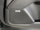 BOSEサウンドシステムを搭載。「良い音を出す」ではなく、その車種のごとに特徴を計算(車種専用設計)し、「反響音」を作り出すことによってどの座席でも自分中心で音が聴こえ、「心地よい空間」を作り出します。