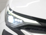 Bi‐Beam LEDヘッドランプ(ブラックエクステンション)+LEDクリアランスランプ+LEDターンランプ+LEDデイライトが装着されています。