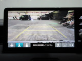 バックカメラの画像です。ガイドラインがスムースな車庫入れをサポートいたします。車庫入れの安心感がアップしますね。