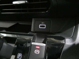 フロント中央部にはスマホ充電可能なUSB端子が付いています。