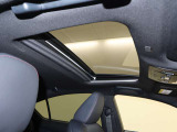 ムーンルーフ(インナースライド式)を装備しています。天気の悪い日も車内が明るくなります。
