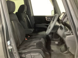 女性でも運転がしやすいように、シートの高さ調整機能(シートリフター)がついています。運転席と助手席の間が空いている為、助手席側への移動がスムーズです。交通量の多い道でも助手席側から乗り降りができます。