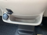 前席の小物入れとシガーソケットです。