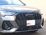 ●一目でAudiとわかる特徴的なシングルフレームグリル・LEDランプ。精悍なフロントマスクからAudiのスマートで上品なブランドを連想させてくれます。女性にも大変ご好評頂いております。