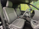 運転席シート廻りは使用感も少なく、良好な状態となっています。前オーナー様が丁寧に使っていたことがよくわかりますね。