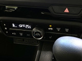 【オートエアコン】一度お好みの温度に設定すれば、車内の温度を検知し風量や温度を自動で調整。暑い&hellip;寒い&hellip;と何度もスイッチ操作をする必要はありません。快適な車内空間には必須の機能ですね♪