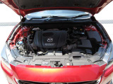 「SKYACTIV-G(ガソリン)」は、規格外の高圧縮を実現し、世界のエンジン技術者に驚きを与えました。さらに、それを維持したままノッキングの発生を抑え、熱効率を向上、走りにも寄与したエンジンです。