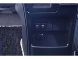 12V/120Wのアクセサリーソケットと充電用USB端子が配置されています。