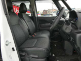 運転席はほどよくホールド感のある形状をしておりますので、運転がしやすいです。防水シートで飲み物を零しても安心!