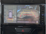 車体の4つのカメラの映像を元に、車の周囲を真上から見下ろしているような映像をモニターに表示するパノラミックビューモニターを装着しています。ドライバーの視界を補ってくれます。