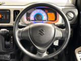 インテリアに合わせたデザインのステアリングは、運転される方のことも考え、運転しやすい形状、大きさです。是非一度、実際に触ってお確かめください。