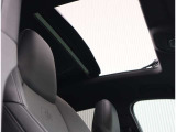 希少なパノラマサンルーフをオプション装備しております。開放感の車内で、快適なカーライフをご満喫頂けます。