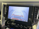 バックモニター付なので後退時に後方が見えるので安心。 車は構造上、死角がたくさんなので万が一を考えると必須ですね。 あくまで補助の為の装備、バックは目視で確認する事が重要ですよ。