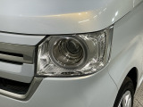 LEDヘッドライトは、点灯の瞬間から最大光量を発揮し、突然暗くなるトンネルなどでの安定感を高めます。