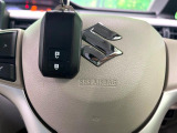 【キーレススタートシステム】カバンやポケットに入れたままでもドアの施錠・解錠が可能なスマートキーを装備。エンジンのオン・オフ時もカギを取り出す必要が無いからとっても便利です♪