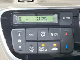 【オートエアコン】一度お好みの温度に設定すれば、車内の温度を検知し風量や温度を自動で調整。暑い&hellip;寒い&hellip;と何度もスイッチ操作をする必要はありません。快適な車内空間には必須の機能ですね♪