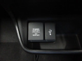 【POWEROUTLET】12V電源ソケットを設置しております。周辺機器の充電にご利用頂けます。便利なUSBジャックも付いています。