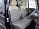 フロントは助手席と繋がったベンチシートで、運転席は高さが調整できるハイトアジャスター付きです。また、ハンドルも高さの調整が出来るチルトステアリングです