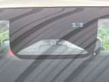 【ホンダセンシング】走行中に前方の車両等を認識し、衝突しそうな時は警報とブレーキで衝突回避と被害軽減をアシスト。より安全にドライブをお楽しみいただけます。