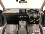 車内は光触媒抗菌消臭施工済です。スタイリッシュなデザインでスポーティなインパネ周りを演出します。グローブボックスやカップホルダーのほかにトレーなどたくさんの収納スペースが付いています。