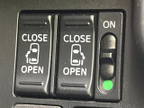 【両側パワースライドドア】スマートキーや運転席のスイッチで後席両側スライドドアの開閉が可能♪電動だから力を入れてドアを開ける必要が無く、小さなお子様でも簡単に開け閉めでき快適です♪